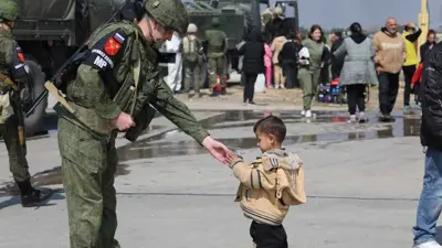 جندي روسي في حميميم يقدم طعاما لطفل سوري 