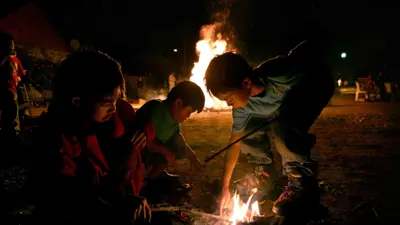 أطفال يلعبون بالنار (تعبيرية)