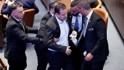 لحظة إخراج النائب أيمن عودة من الكنيست