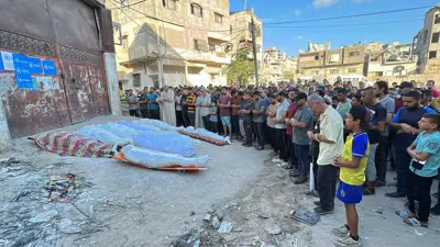 فلسطينون يصلون الجنازة على ضحايا إحدى المجاز بغزة