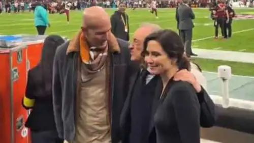 زيدان مع فلورنتينيو بيريز في البرنابيو