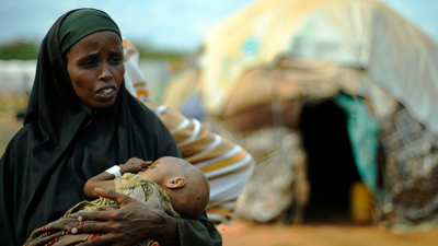 امرأة تحمل طفلها في الصومال