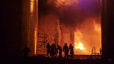 رجال الإطفاء يخمدون حريقا بمستودع نفط في كورسك