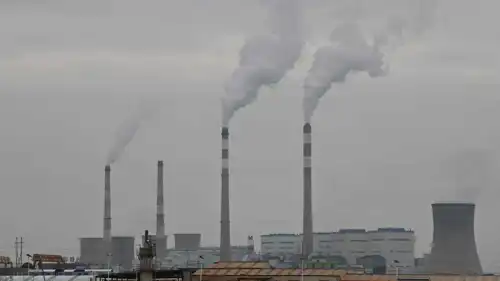 يتصاعد دخان كثيف من مداخن محطة توليد الطاقة التي تديرها شركة جينغيوان للطاقة الحرارية التابعة لمجموعة هواننغ الصينية في بايين، الصين، في 7 أكتوبر/تشرين الأول 2025.