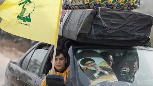 أنصار لحزب الله أثناء عودته لمناطقهم التي خرجوا منها 