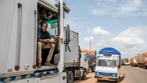 شاحنات متوقفة عند المعبر الحدودي المغلق بين بنين والنيجر