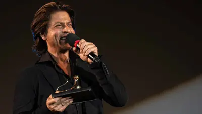 شاروخان وهو يلقي كلمة أثناء تكريمه في مهرجان لوكارنو