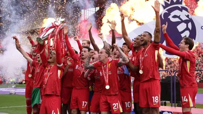 ألكسيس ماك أليستر مع زملائه في احتفال ليفربول باللقب