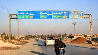 الطريق السريع M4 في جنوب مدينة منبج شمال سوريا 