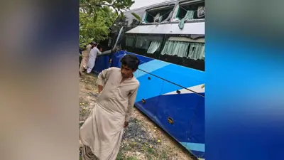 الحافلة بعد تعرضها لهجوم في باكستان