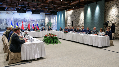 جانب من المباحثات بين روسيا وأوكرانيا في إسطنبول