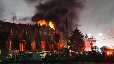 فرق الطوارئ تعمل في منطقة الحادث