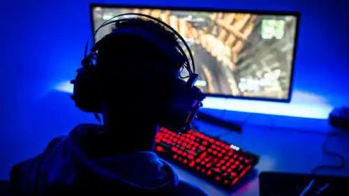 مراهق يمارس لعبة إلكترونية