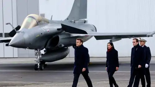 ماكرون يمر أمام مقاتلة رافال