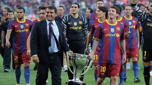 ليونيل ميسي وخوان لابورتا في أحد تتويجات برشلونة