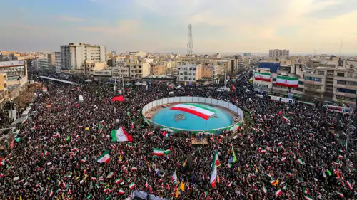 مظاهرات مؤيدة للنظام في "ساحة الثورة"