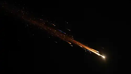 وميض خلال اعتراض صاروخ لـ"حزب الله" فوق إسرائيل