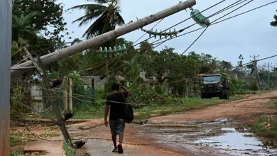 انهيار أعمدة الكهرباء نتيجة الإعصار