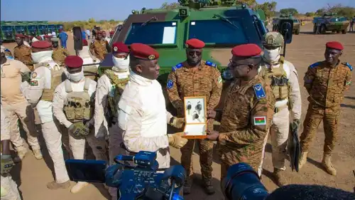 إبراهيم تراوري يتسلم مركبات VN-22B المدرعة الصينية