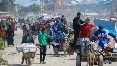 فلسطينيون يغادرون بيت حانون شمال قطاع غزة 