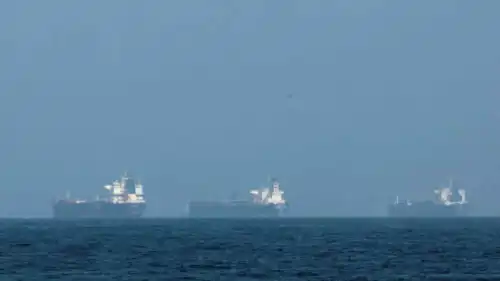 ناقلات نفط متوقفة قرب مضيق هرمز