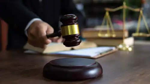 مطرقة العدالة