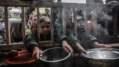 أطفال في غزة يحاولون الحصول على طعام خيري