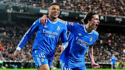 كيليان مبابي يحتفل بالفوز على فالنسيا