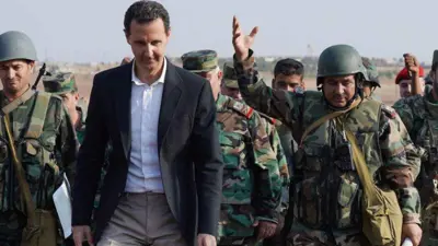 الرئيس المخلوع بشار الأسد مع جنوده