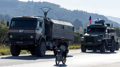 قافلة عسكرية روسية تسير باتجاه قاعدة حميميم في سوريا