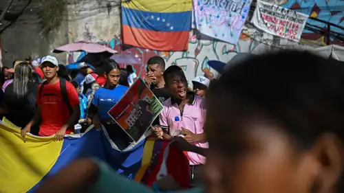 أنصار الرئيس الفنزويلي نيكولاس مادورو يشاركون في مظاهرة ضد النشاط العسكري الأمريكي