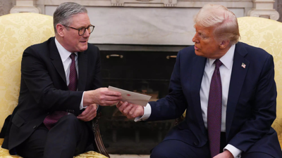 كير ستارمر يسلم دونالد ترامب دعوة الملك تشارلز 