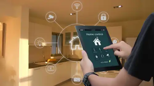 صورة تعبيرية لشخص يتحكم بمنزله الذكي