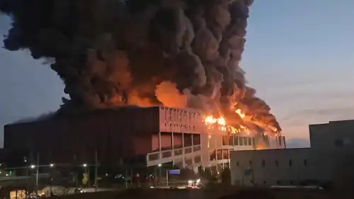 الحريق يشتعل في المركز اللوجستي