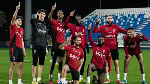 كريم بنزيما مع لاعبي الهلال السعودي