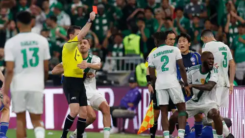 طرد زكريا هوساوي لاعب الأهلي السعودي أمام ماتشيدا