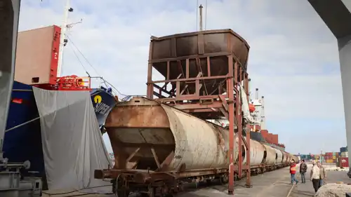 قطار الحبوب في مرفأ اللاذقية