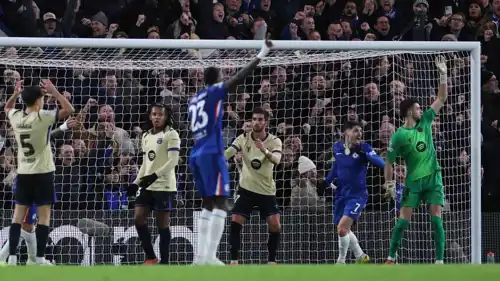 لاعبو برشلونة الإسباني في مباراة تشيلسي 