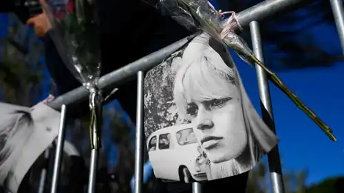 صور الممثلة الراحلة بريجيت باردو وزهور على حواجز مدخل منزلها "لا مادراج" في سانت تروبيه، فرنسا.