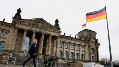 علم ألمانيا في العاصمة برلين