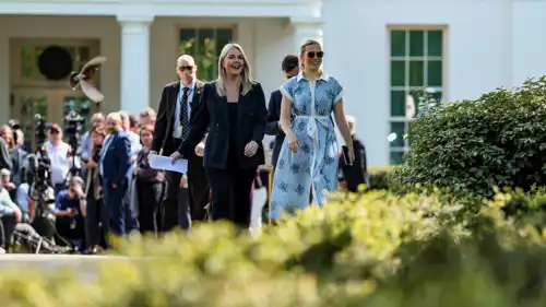 المتحدثة باسم البيت الأبيض كارولاين ليفيت (وسط)