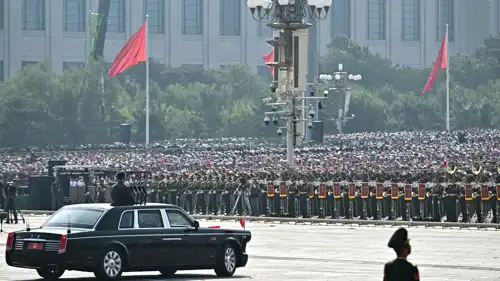 الرئيس الصيني شي جين بينغ القوات خلال عرض عسكري