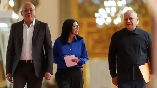 ديلسي رودريغيز (وسط) مع قادة الحكومة