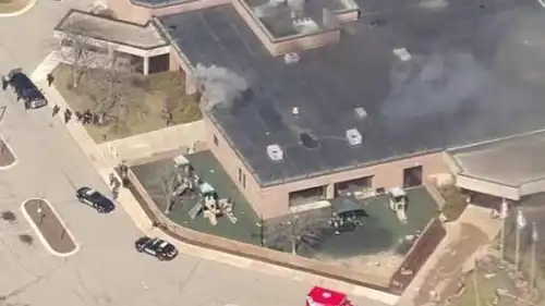 دخان يتصاعد من معبد إسرائيل بعد ورود أنباء عن اصطدام سائق با