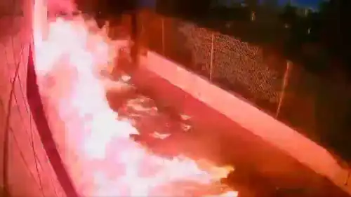 لحظة انفجار المسيرة داخل فناء الفندق الإسرائيلي