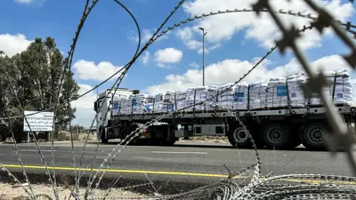 شاحنة تحمل مساعدات تصل إلى معبر كرم أبو سالم