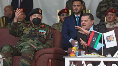 رئيس حكومة الوحدة عبد الحميد الدبيبة (يمين) رئيس أركانه