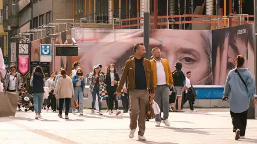 متسوقون في وسط مدينة دوسلدورف، ألمانيا 