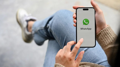 فتاة تستخدم تطبيق واتساب