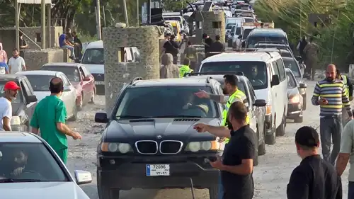 لبنانيون خلال العودة إلى مناطقهم في الجنوب